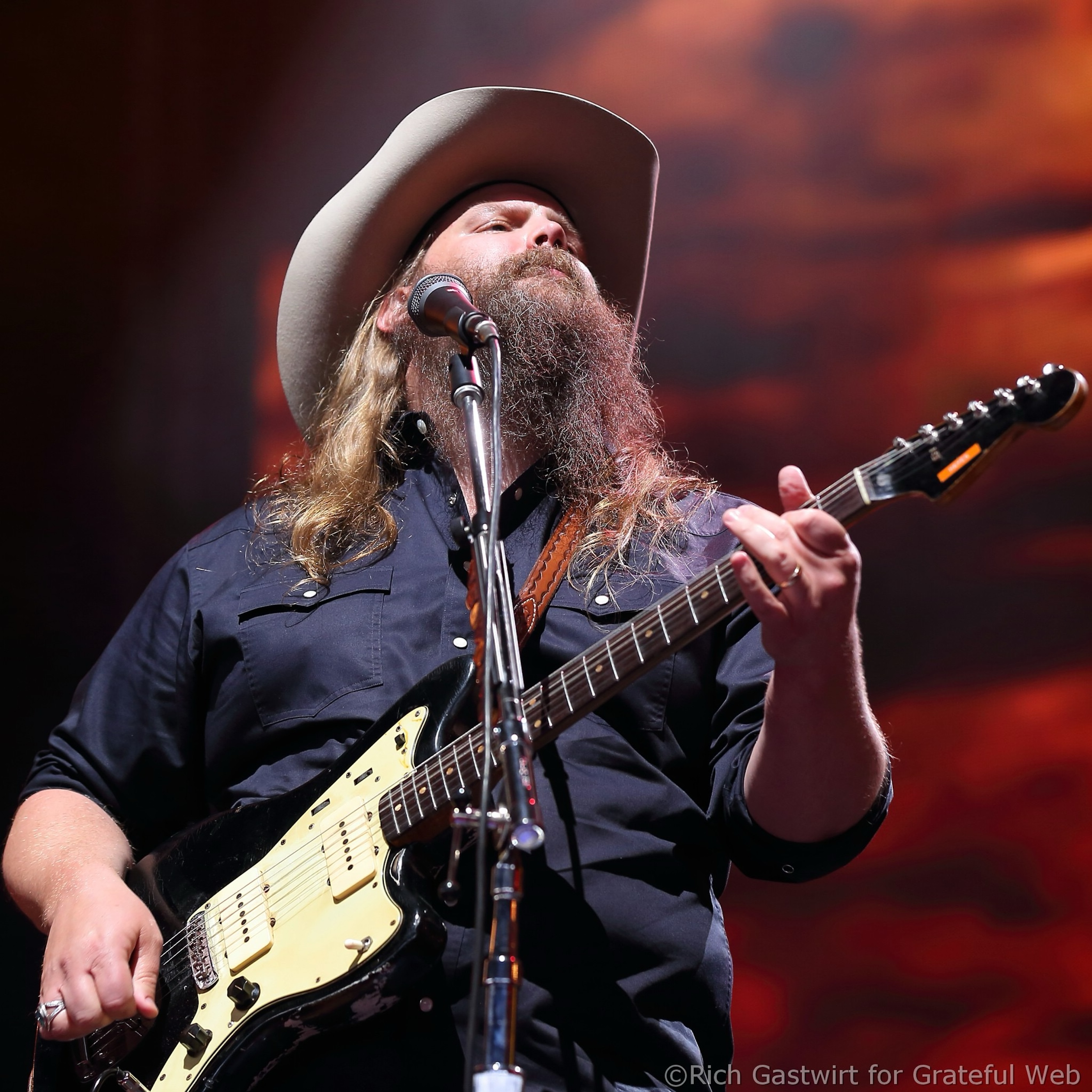 CHRIS STAPLETON NOMINATED FOR FIVE AWARDS AT 59TH ANNUAL ACM AWARDS 
