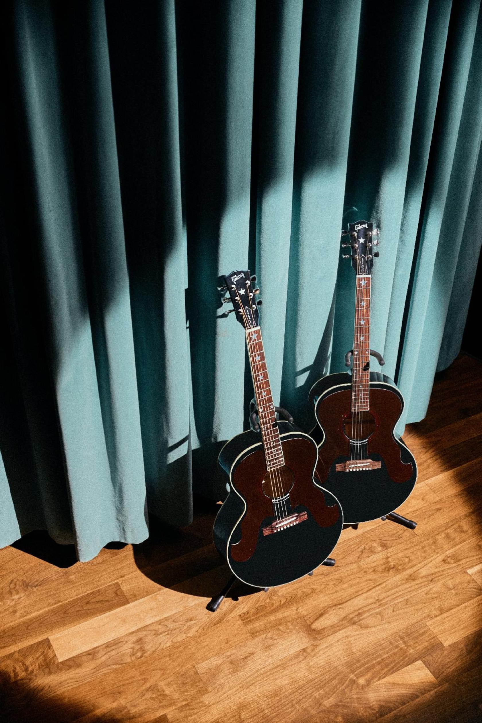 The Gibson Everly Brothers J-180 Returns, In the hands of The Everly Brothers, These Guitars Influenced Generations of Musicians and World-Renowned Artists