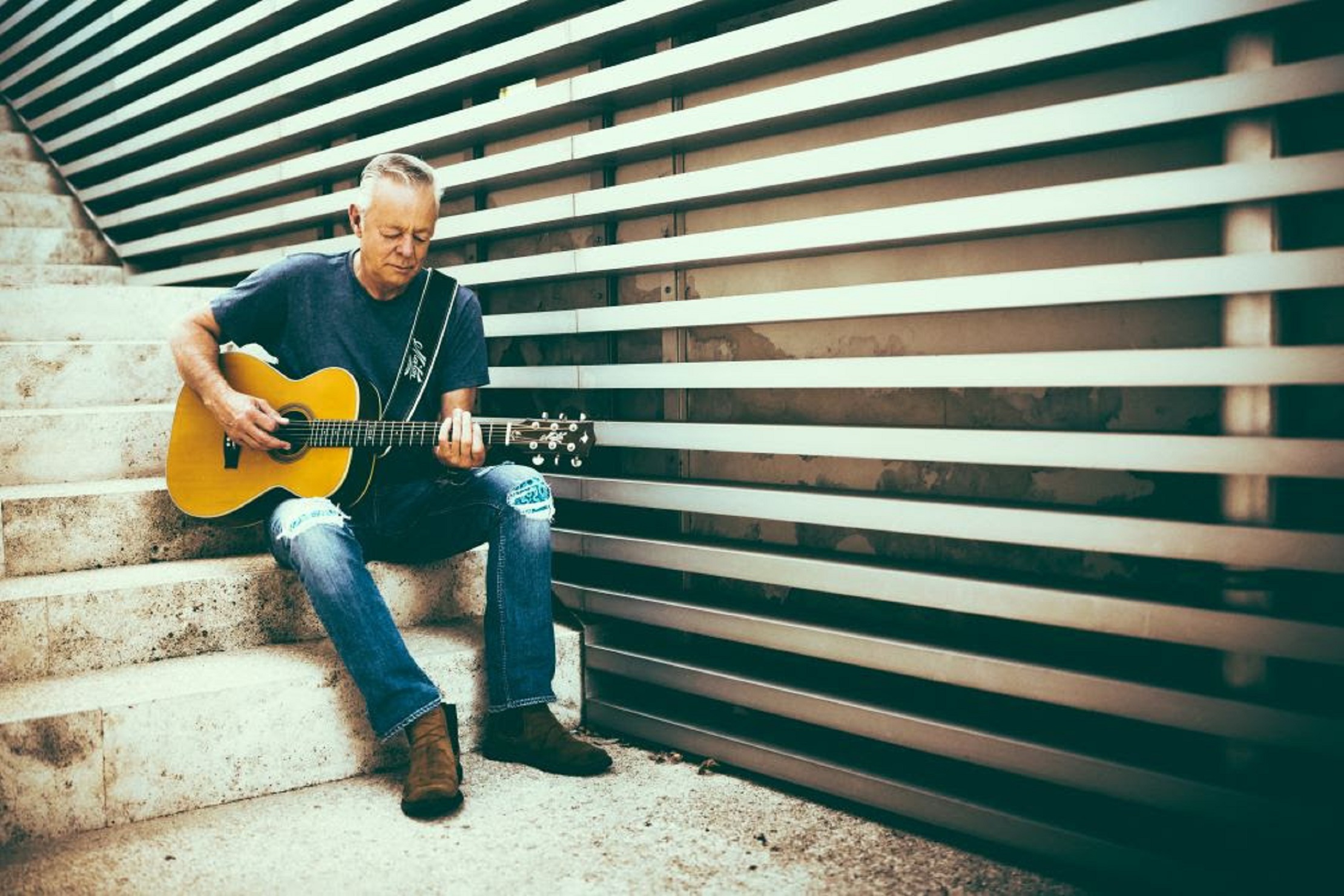 TOMMY EMMANUEL Today Releases New Video For “Mr. Guitar (Live)” In Honor Of Chet Atkins’ 100th Birthday