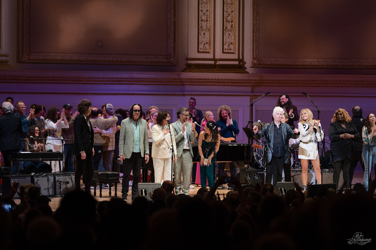 The group sing-a-long during "Love The One Your With" | Carnegie Hall
