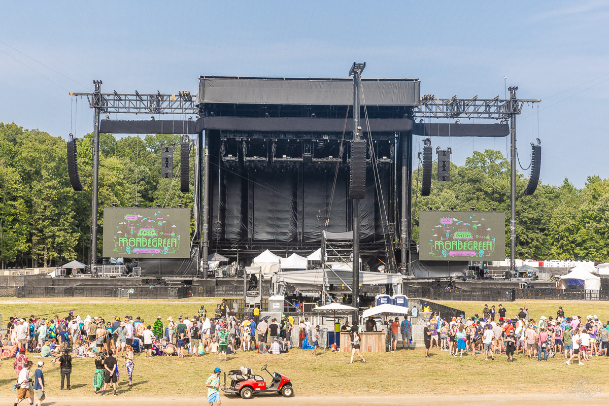 Fans eagerly await the venue opening | Mondegreen