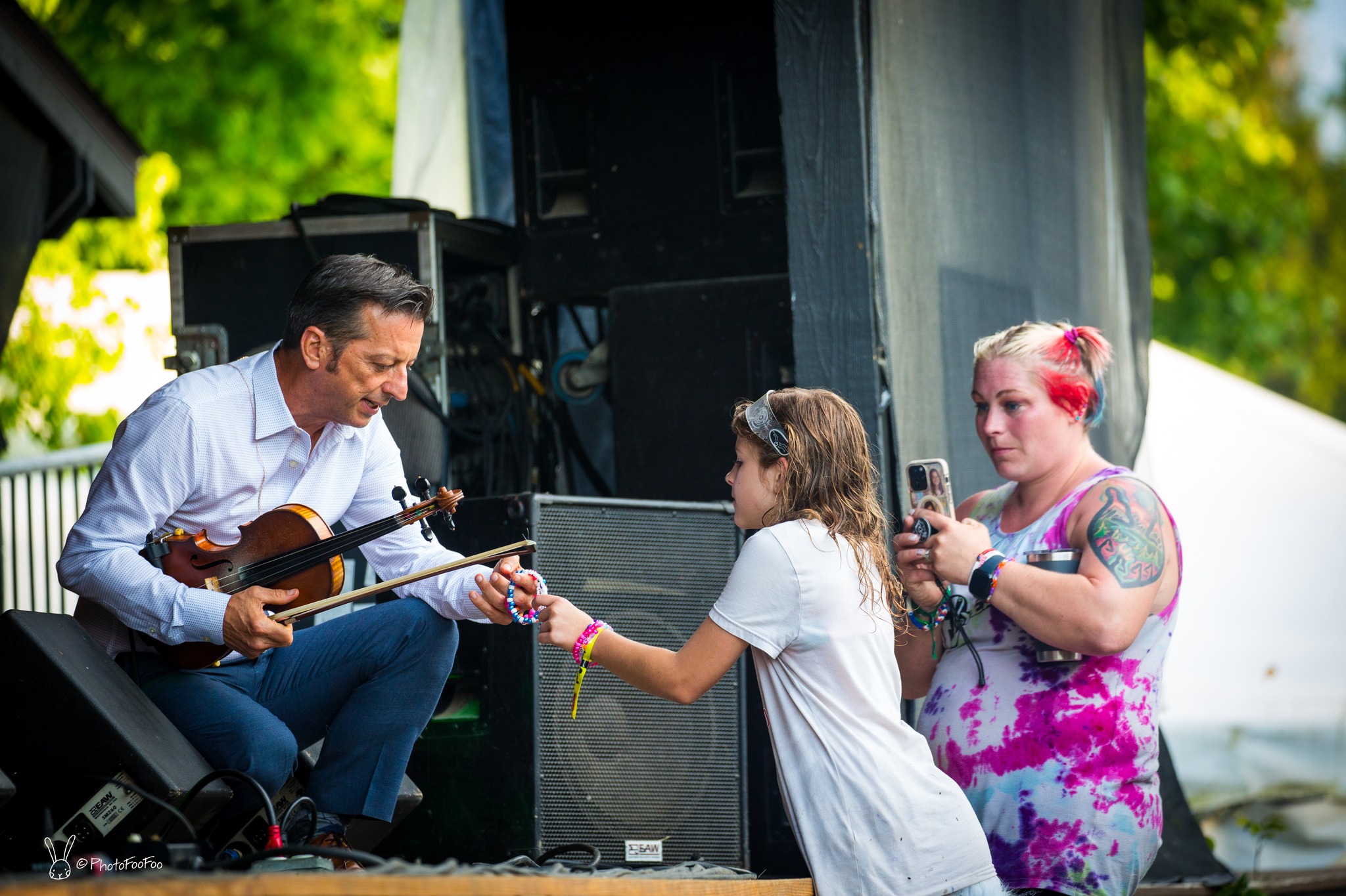 Jason Carter with a new fan at Grassfire Festival