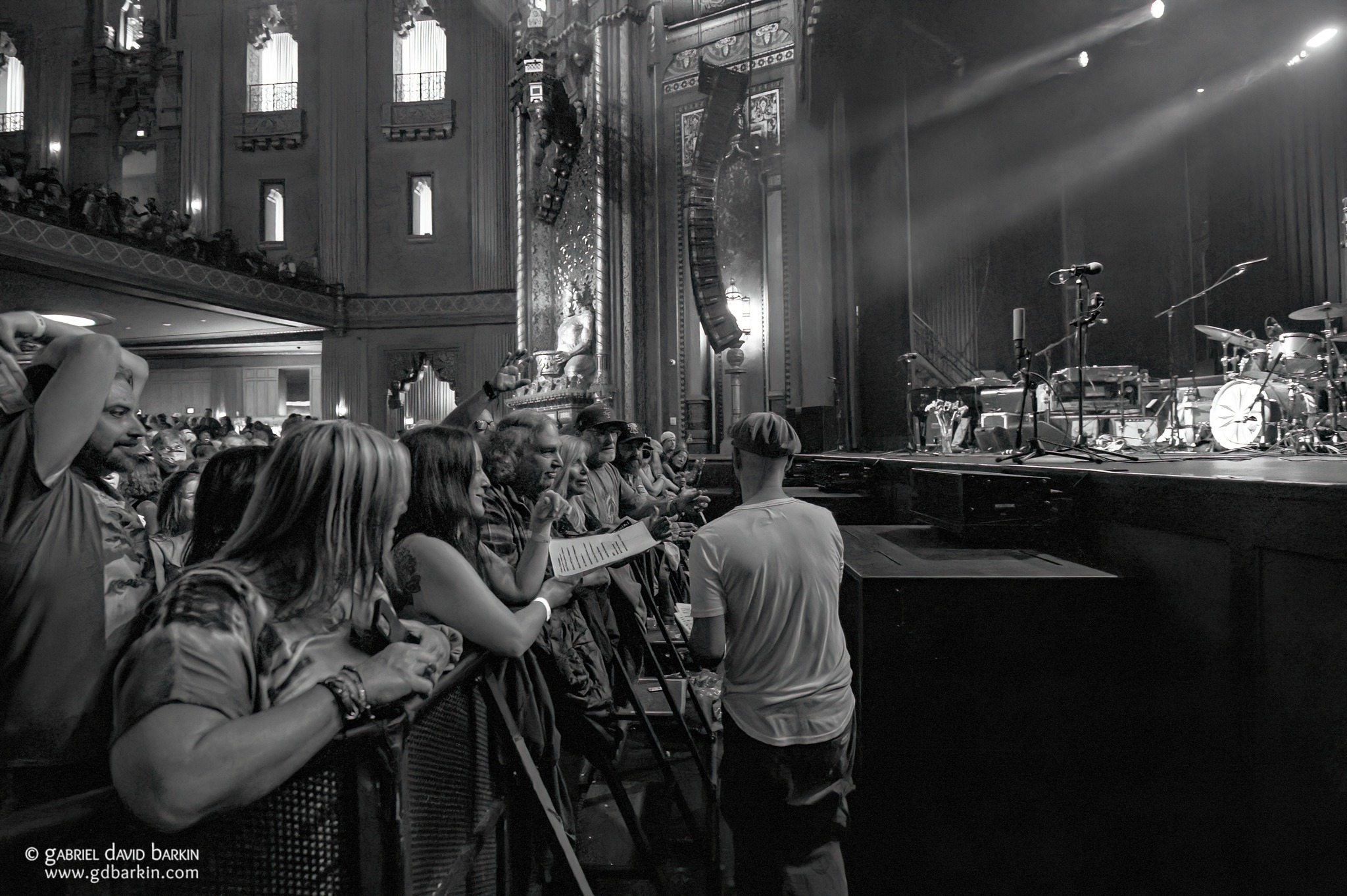 Tom Hamilton handing out setlists of the show