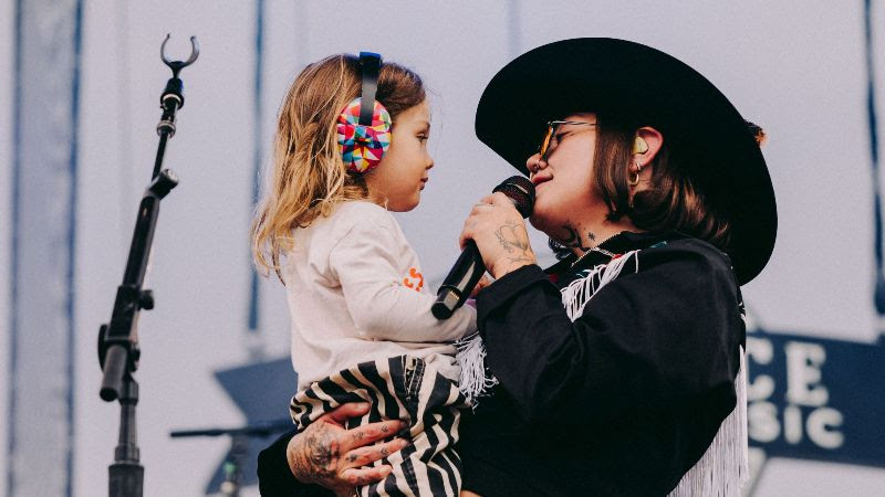 A poignant In the Pines moment as Elle King serenades her son Lucky, who joined her on stage.  © Birthplace of Country Music, photographer: Aubrey Wise