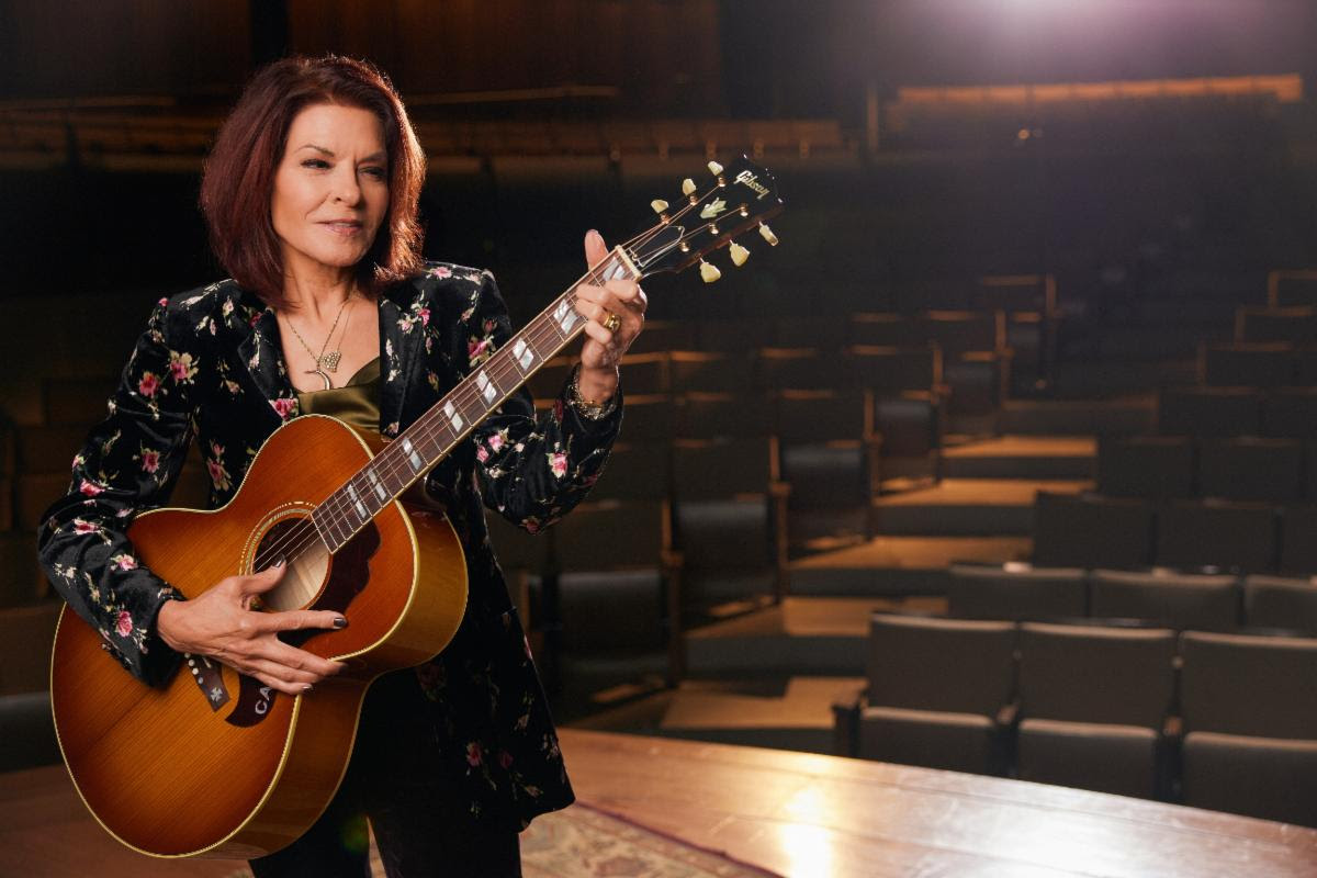 Above: Rosanne Cash photographed at the Country Music Hall of Fame with her Gibson Custom J-185 acoustic in Heritage Cherry Sunburst.