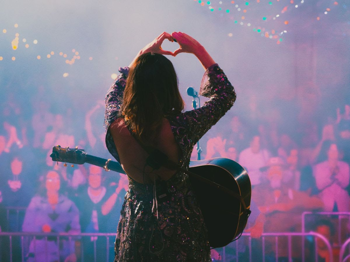 Molly Tuttle showing the love to fans at Bristol Rhythm 2024 from the Cumberland Square Park Stage on Saturday. Photo credit: © Birthplace of Country Music; photographer: Sophie Harris 