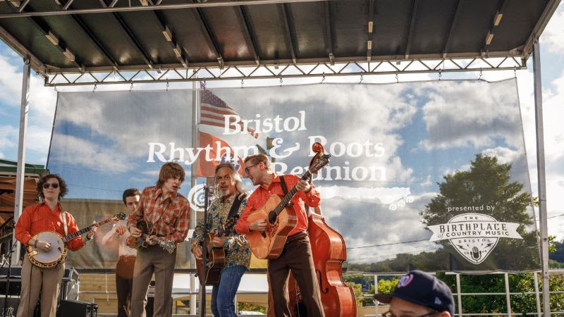 Jim Lauderdale joins Wyatt Ellis during his set at the Country Music Mural Stage on Saturday. Photo credit: © Birthplace of Country Music; photographer: Heidi Holloway 