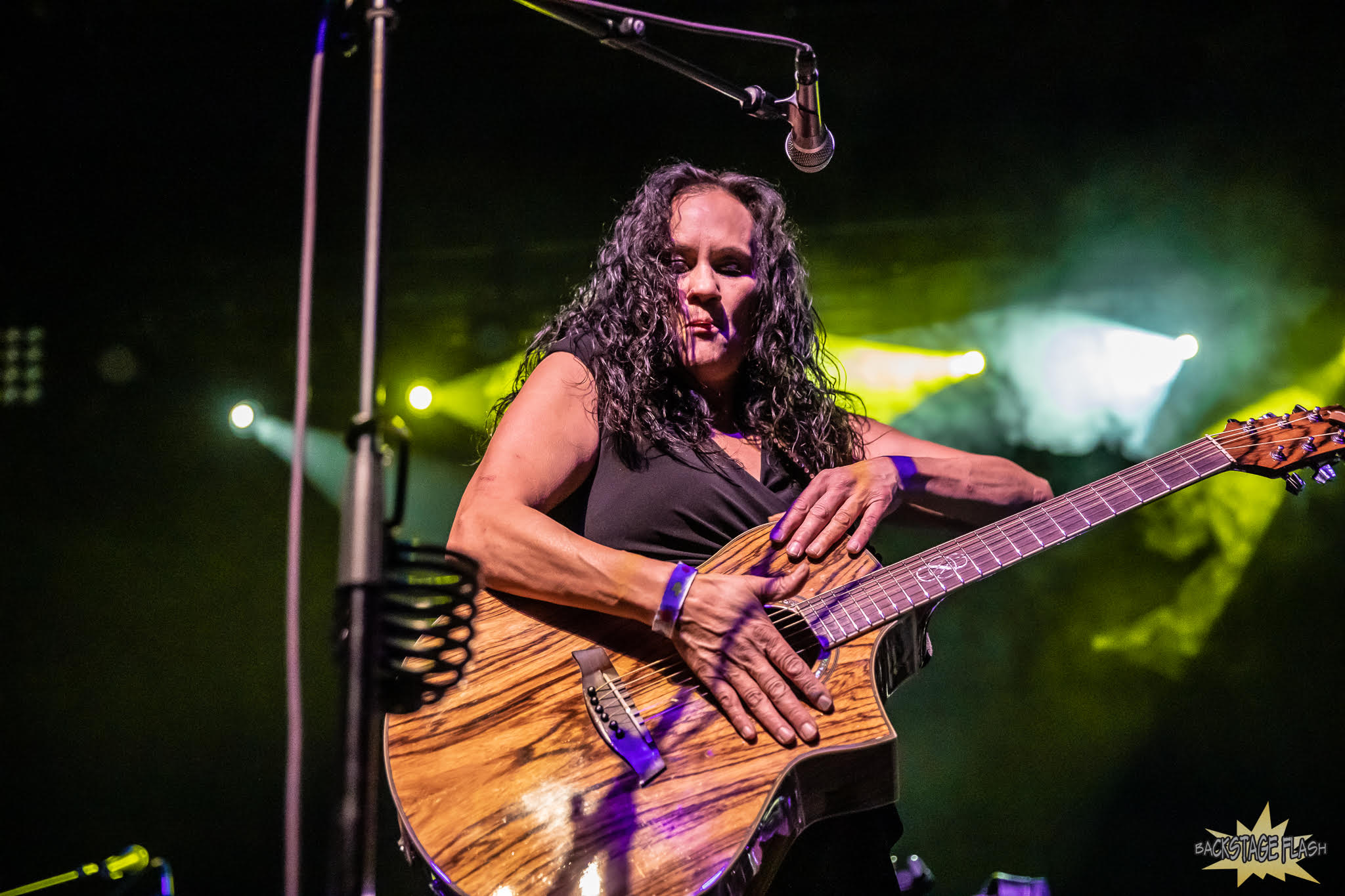 Wendy Woo acoustic guitar 'Slap Tap' technique.